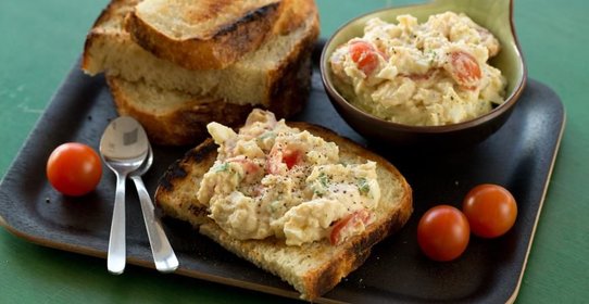 Тосты с пюре из белой фасоли