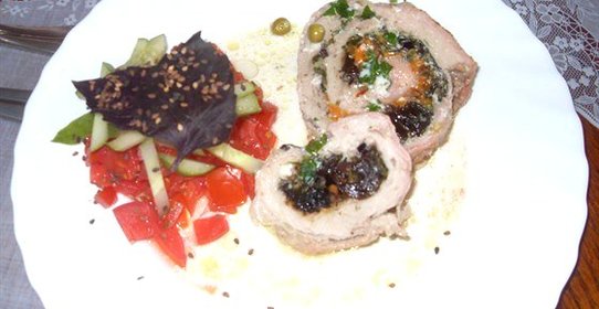 Рулет из свинины с черносливом и шафраном