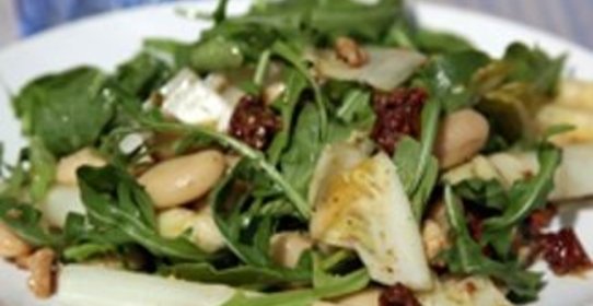 Салат из гигантской фасоли со спаржей и заправкой песто