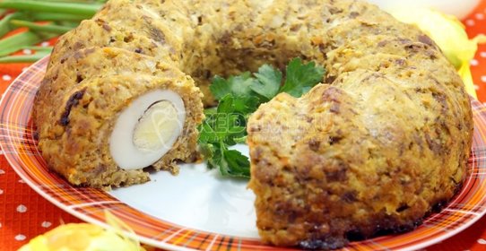 Мясной рулет с яйцом