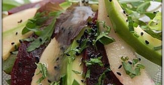 Салат из свеклы с грушей и авокадо