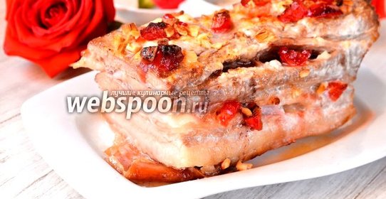 Буженина запечённая с цукатами алычи и чесноком