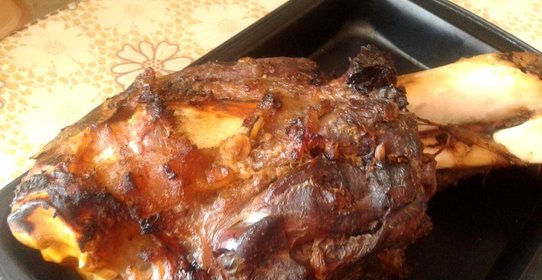 Запеченная говяжья рулька