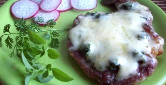 Свинина под сыром и шпинатом