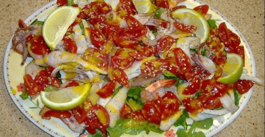 Легкий салат с кальмарами, креветками и помидорами черри