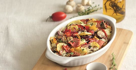 Картофель, запеченный с колбасой, сладким перцем и сыром