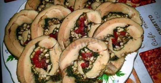 Рулет из индейки со шпинатом и орехами