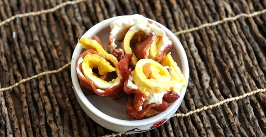 Рулетики из свежего бекона