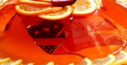 Желе из белой сангрии с фруктами