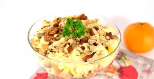 Салат с курицей, мандаринами и орехами