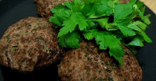 Бифштекс из баранины с зеленью