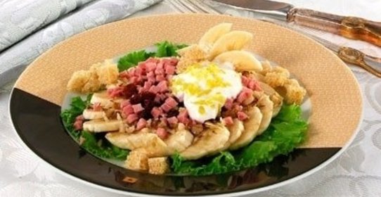 Салат с бананами и ветчиной