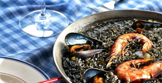 Черная паэлья с креветками