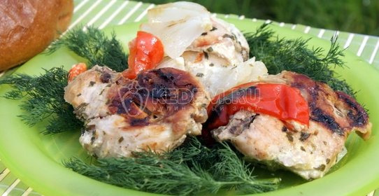 Курица в фольге на углях