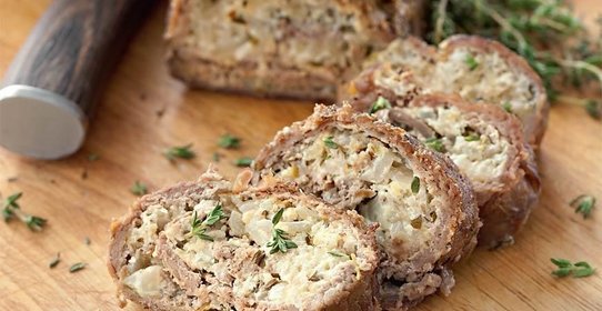 Рулет из говядины с грушами и сыром