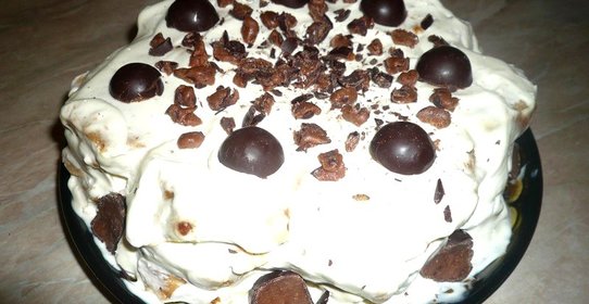 Тортик без выпечки с фруктами и сметанным кремом