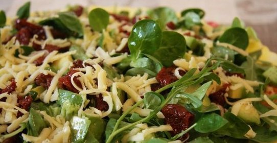 Салат с вялеными помидорами и авокадо