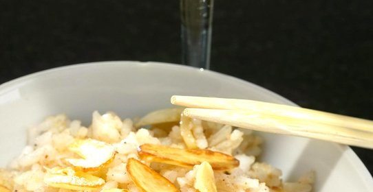 Рис с мускатным орехом, корицей и чесночными чипсами