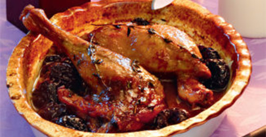 Утиные ножки с красной капустой