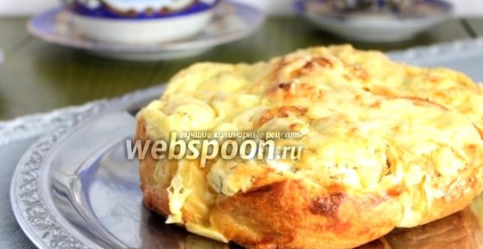 Закусочный пирог из слоёного теста и сыра