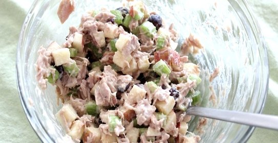 Салат с тунцом и яблоком