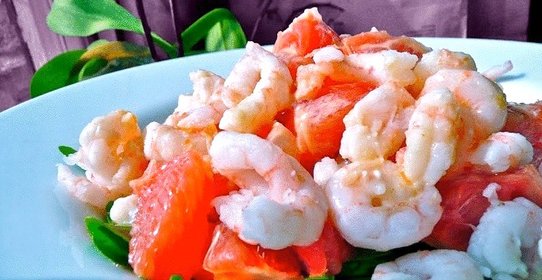 Салат из креветок с грейпфрутом и авокадо