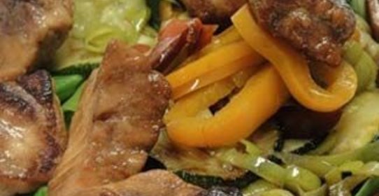 Теплый салат с лососем в японском стиле