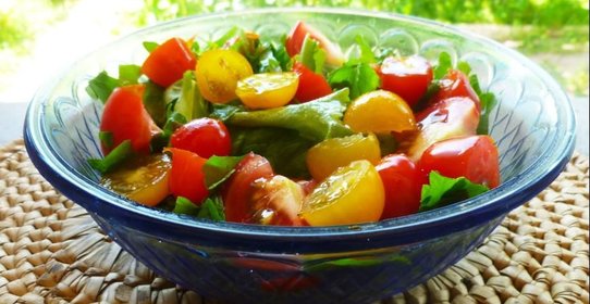 Салат с травами и помидорами