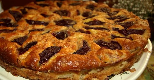 Сливовый пирог с яблоками