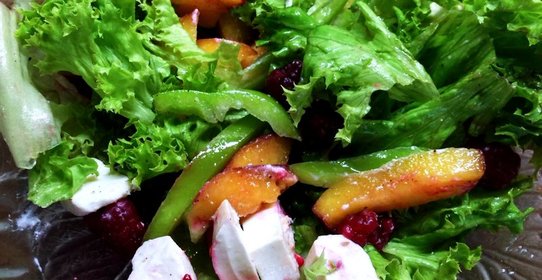 Салат с фетой и персиками