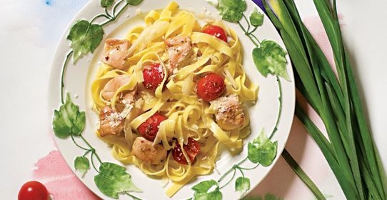 Тальятелле с куриным филе и помидорами черри
