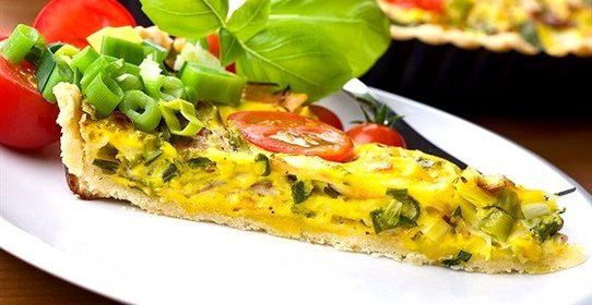 Омлет со сливочным маслом и луком пореем