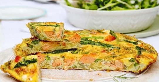 Фриттата с лососем, мятой и брокколи