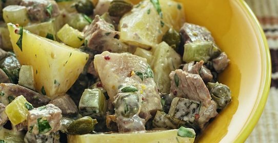 Салат из картофеля с сельдью и телятиной