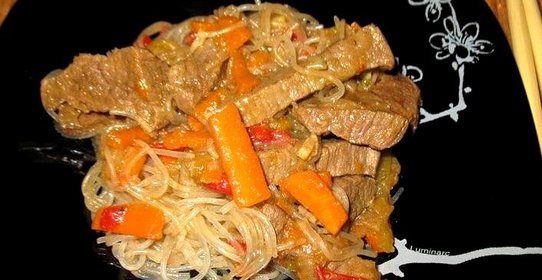 Фунчоза с говядиной и овощами