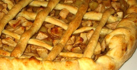 Яблочный слоеный пирог с корицей