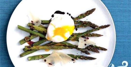 Запеченная спаржа с яйцами