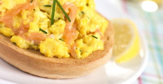 Омлет с копченым лососем и зеленым луком