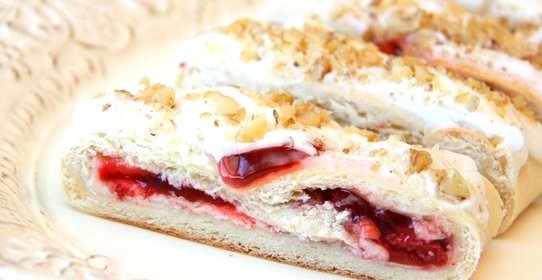 Пирог с вишней из дрожжевого теста