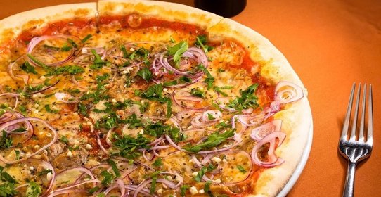 Пицца с тунцом и красным луком