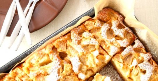 Шарлотка с кислыми яблоками и корицей