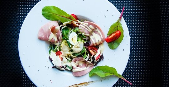 Салат с ветчиной и сыром