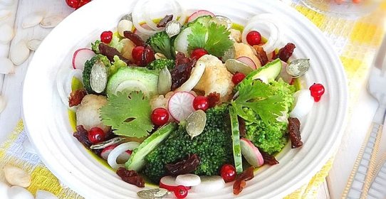 Витаминный салат с брокколи и цветной капустой