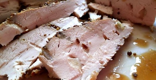 Куриная «буженина» в специях, нашпигованная чесноком