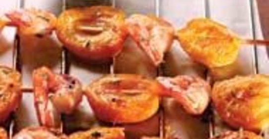Шашлычки из креветок и абрикосов с креольским соусом