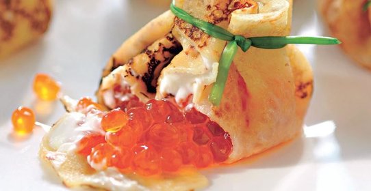 Мешочки из блинчиков с маскарпоне и красной икрой