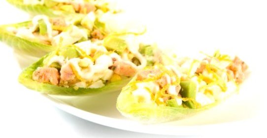 Салат из лосося с морковью и авокадо