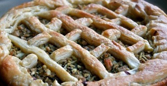 Открытый пирог с курицей, капустой и шпинатом