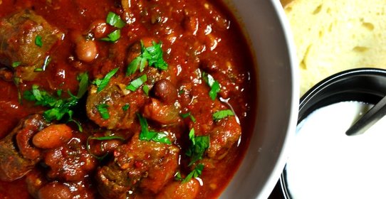 Говядина, тушеная с темным пивом и фасолью