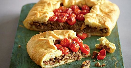 Открытый пирог с бараниной, грибами и помидорами